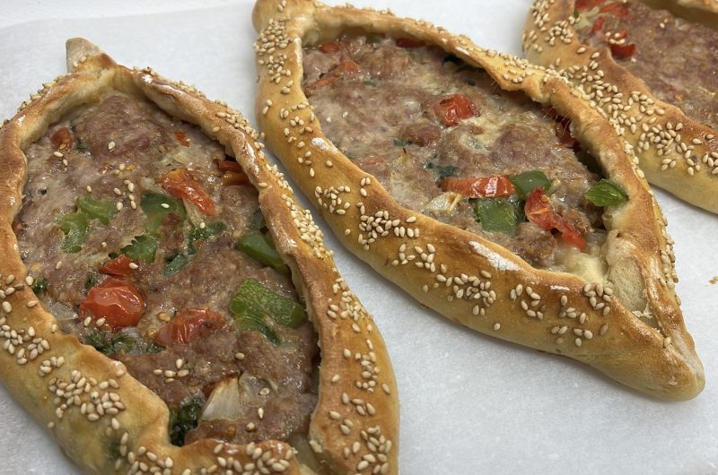 Pide turco de carne irresistible (pizza turca)